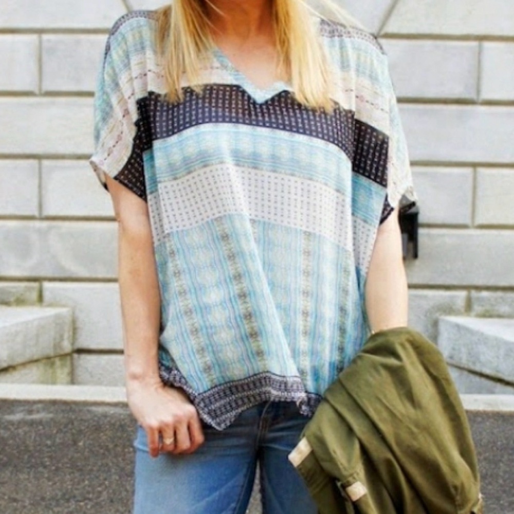 CAbi Off the Map Summer Cover Up Tee Blue and Black Patterned Blouse V neck
